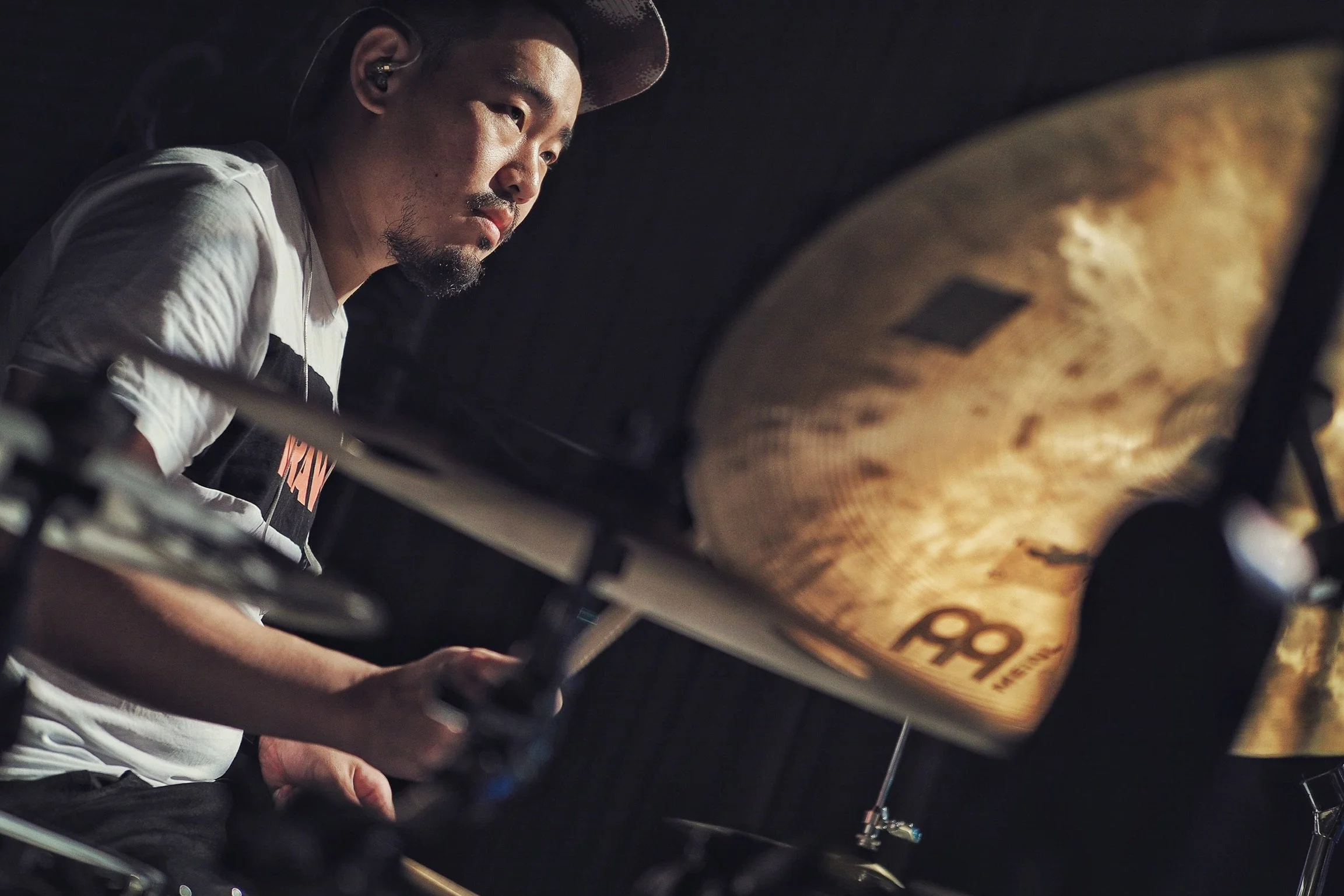 Fish Huang performing